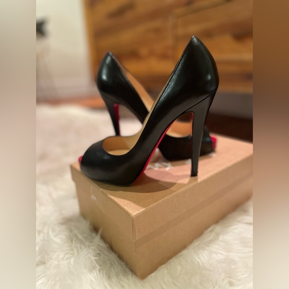 Christian Louboutin simple peep toe pump. Black kid leather. Size 37.5. - Picture 8 of 9